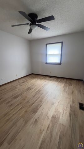 6016 SW 23rd ST, Topeka, KS 66614