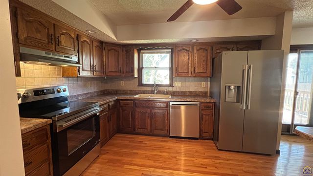 6016 SW 23rd ST, Topeka, KS 66614