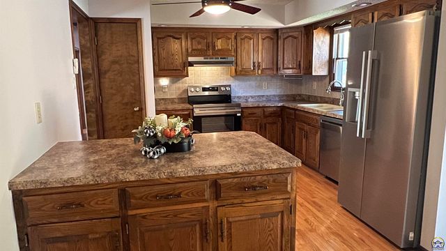 6016 SW 23rd ST, Topeka, KS 66614