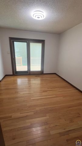 6016 SW 23rd ST, Topeka, KS 66614