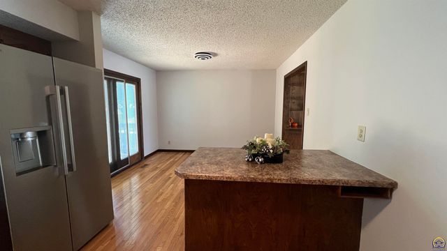 6016 SW 23rd ST, Topeka, KS 66614