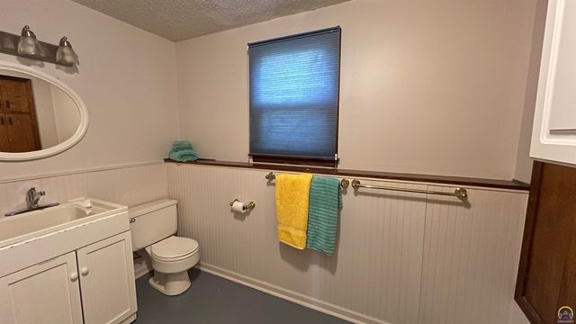 6016 SW 23rd ST, Topeka, KS 66614