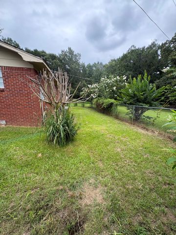 102 Circle Dr., Sumrall, MS 39482