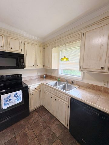 102 Circle Dr., Sumrall, MS 39482