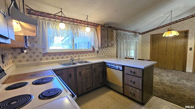 806 W BROADWAY Boulevard, Johnston City, IL 62951