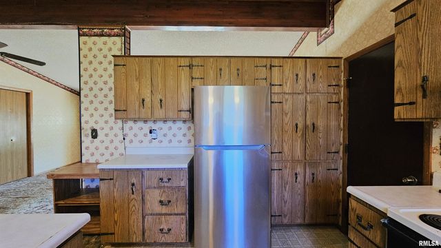 806 W BROADWAY Boulevard, Johnston City, IL 62951