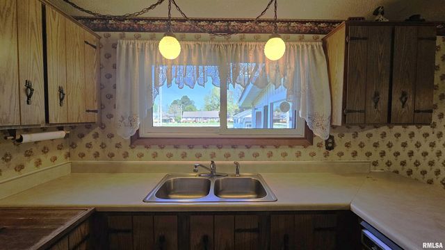 806 W BROADWAY Boulevard, Johnston City, IL 62951