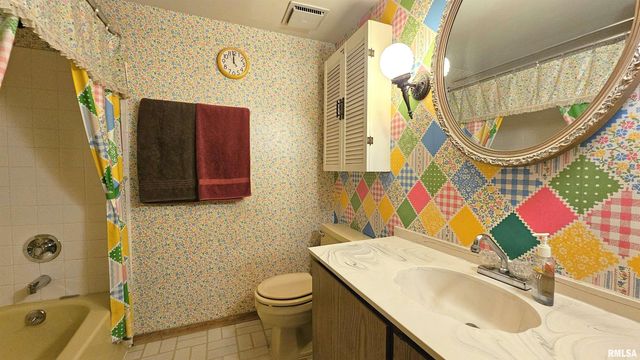 806 W BROADWAY Boulevard, Johnston City, IL 62951