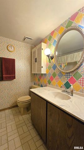 806 W BROADWAY Boulevard, Johnston City, IL 62951