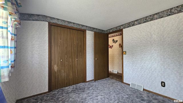 806 W BROADWAY Boulevard, Johnston City, IL 62951
