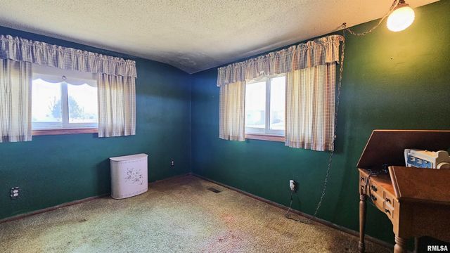 806 W BROADWAY Boulevard, Johnston City, IL 62951