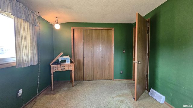 806 W BROADWAY Boulevard, Johnston City, IL 62951