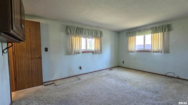 806 W BROADWAY Boulevard, Johnston City, IL 62951