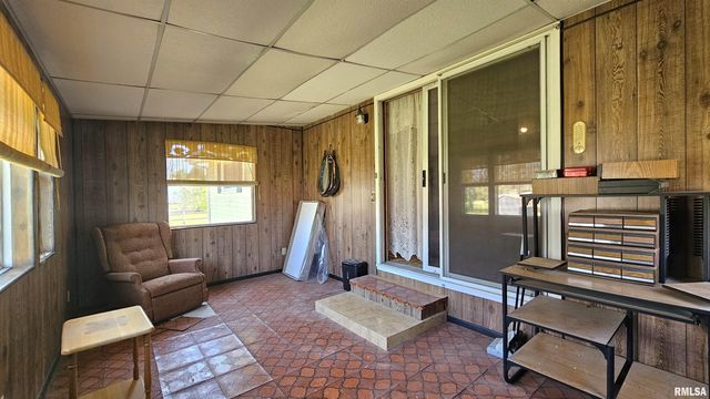 806 W BROADWAY Boulevard, Johnston City, IL 62951