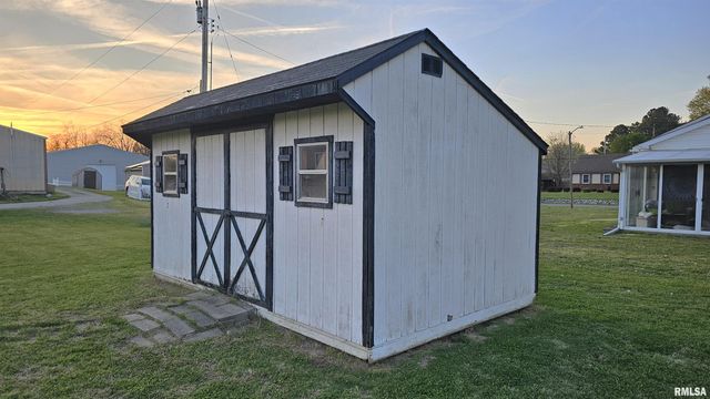 806 W BROADWAY Boulevard, Johnston City, IL 62951