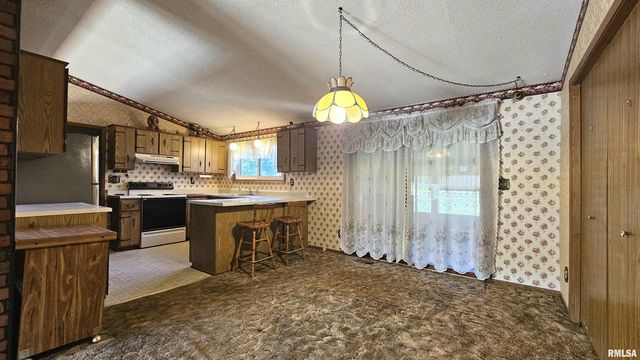 806 W BROADWAY Boulevard, Johnston City, IL 62951
