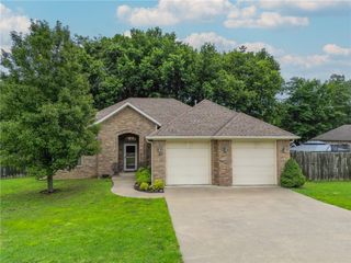 696 E Thornstone Avenue, West Fork, AR 72774