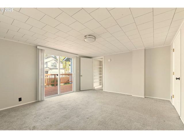 415 SPRING CREEK Dr, Eugene, OR 97404