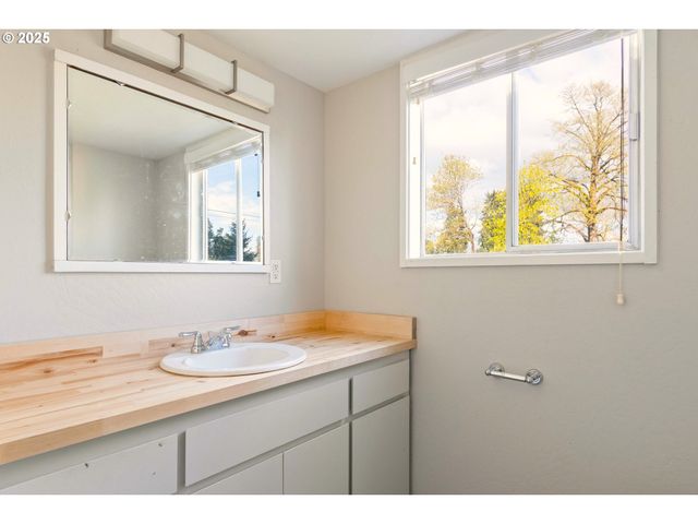 415 SPRING CREEK Dr, Eugene, OR 97404