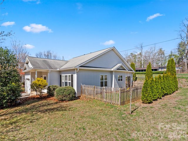 15 Scottish Circle, Asheville, NC 28803