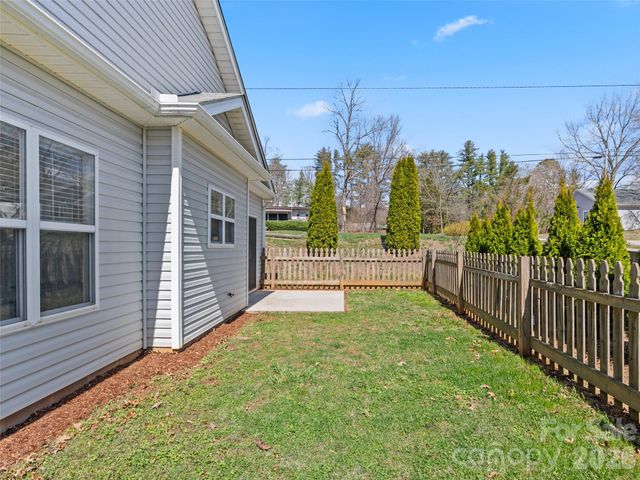15 Scottish Circle, Asheville, NC 28803