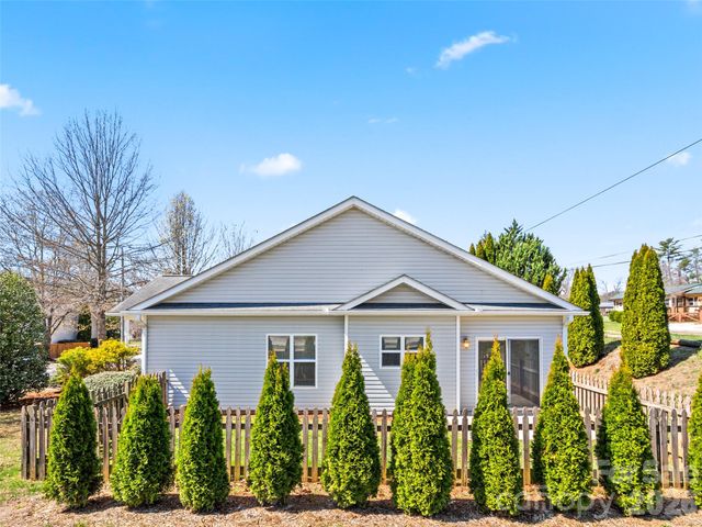 15 Scottish Circle, Asheville, NC 28803