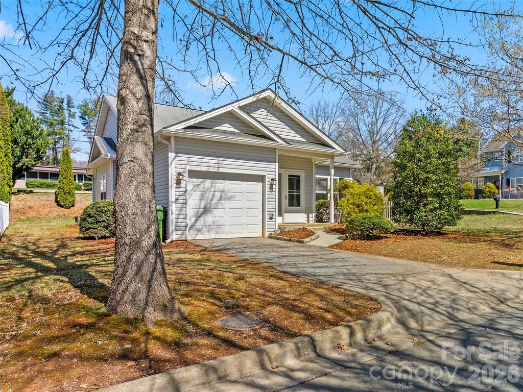 15 Scottish Circle, Asheville, NC 28803