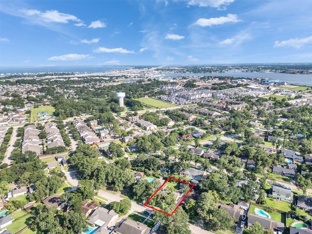 426 Shadow Creek Drive, El Lago, TX 77586