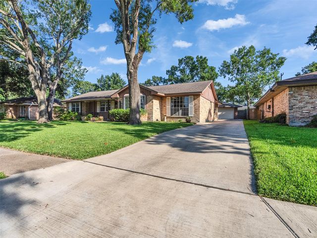 426 Shadow Creek Drive, El Lago, TX 77586