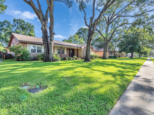 426 Shadow Creek Drive, El Lago, TX 77586