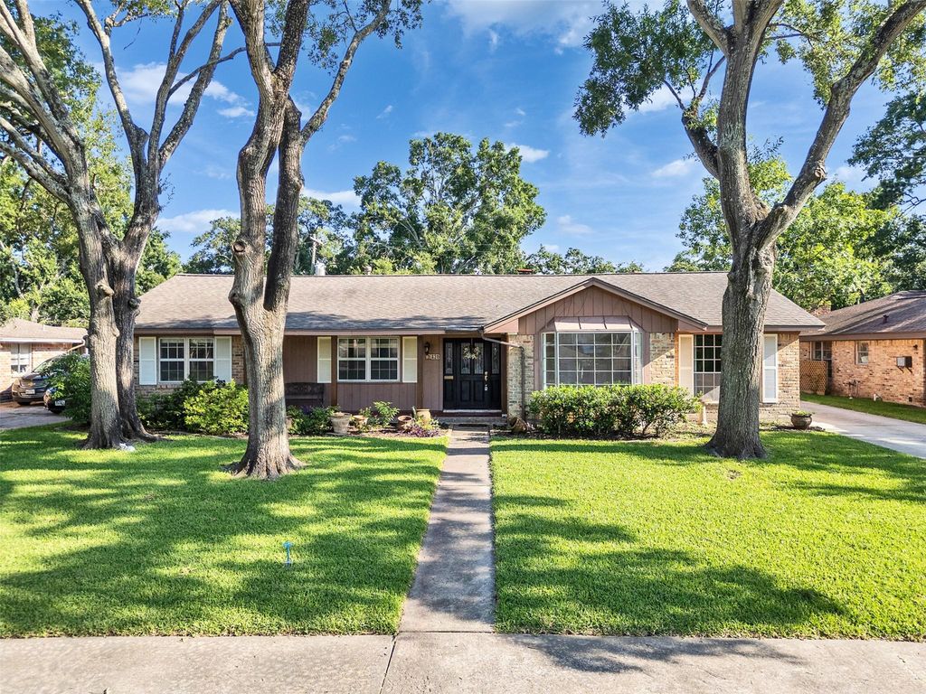 426 Shadow Creek Drive, El Lago, TX 77586