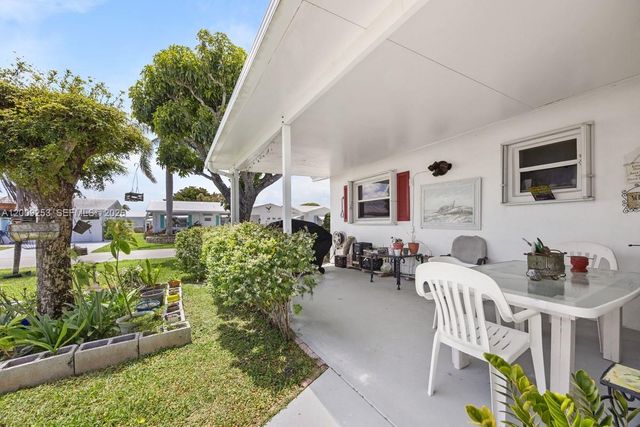 124 SW 10th St, Boynton Beach, FL 33426