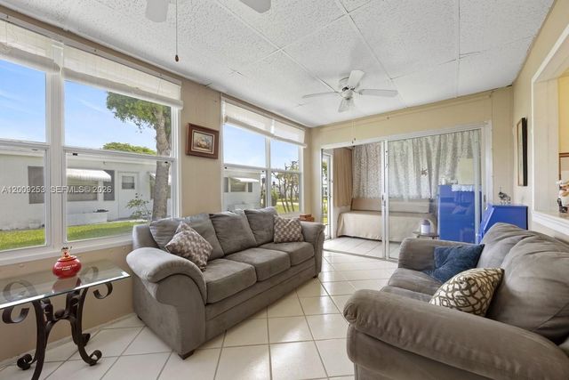 124 SW 10th St, Boynton Beach, FL 33426