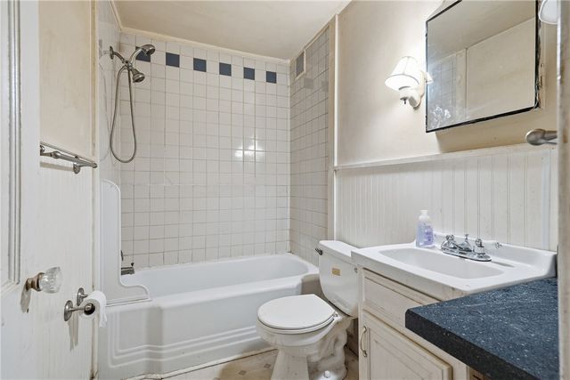 93 Adams Dr, Upper St Clair, PA 15241