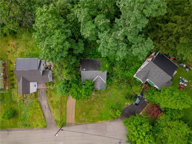 93 Adams Dr, Upper St Clair, PA 15241