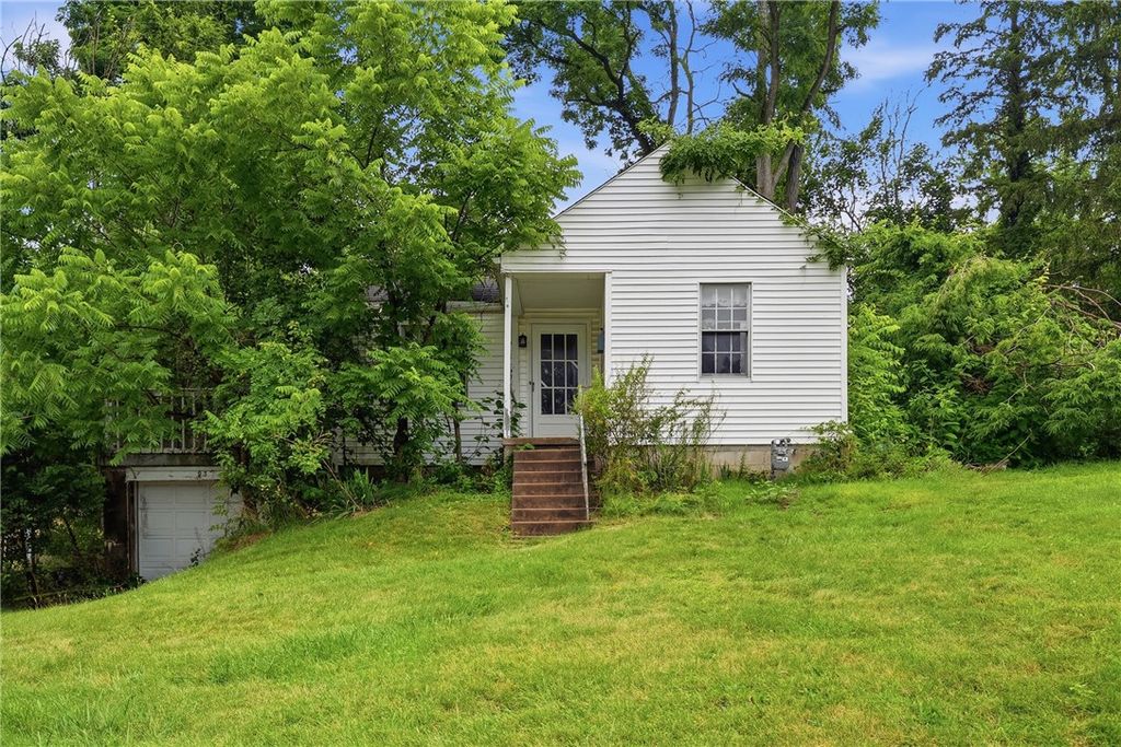 93 Adams Dr, Upper St Clair, PA 15241
