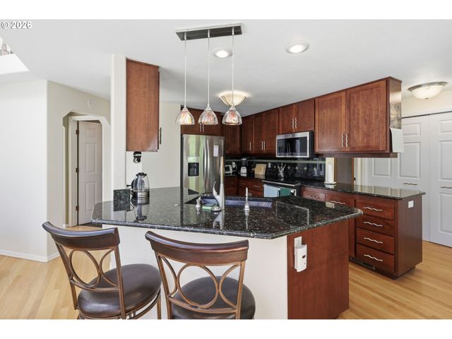 721 BROOKSIDE Dr, Eugene, OR 97405