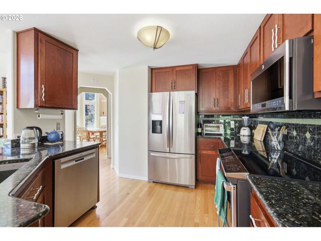 721 BROOKSIDE Dr, Eugene, OR 97405