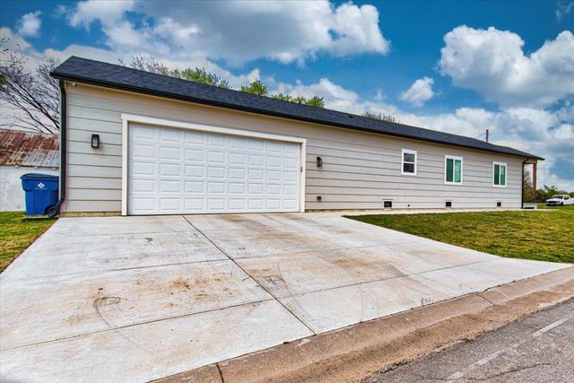 215 S Commercial Ave, Sedgwick, KS 67135