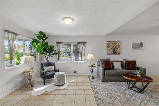 572 Pedersen Rd, Oakdale, CA 95361