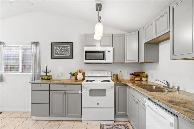 572 Pedersen Rd, Oakdale, CA 95361