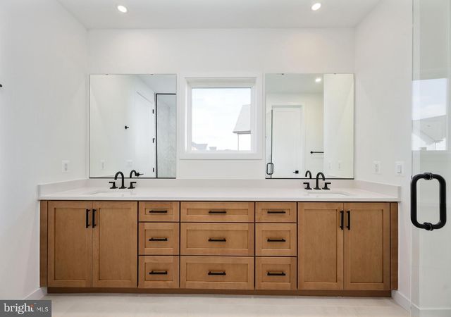 23131 PARKSIDE VILLAGE CIR, Aldie, VA 20105
