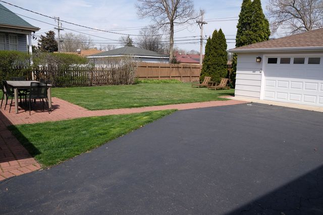 891 E Grant Drive, Des Plaines, IL 60016