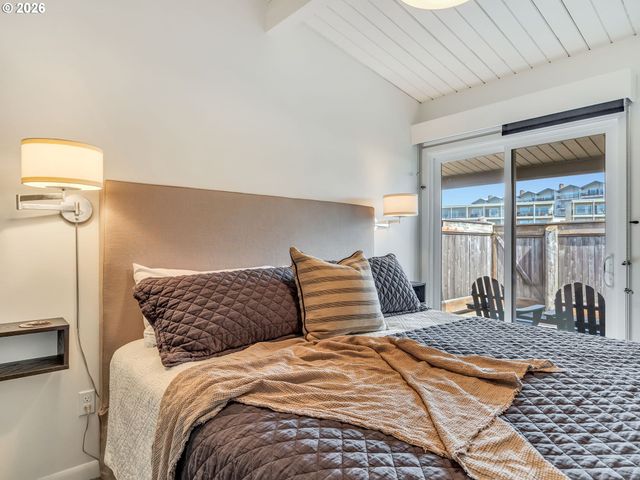 101 13TH St 211, Gearhart, OR 97138