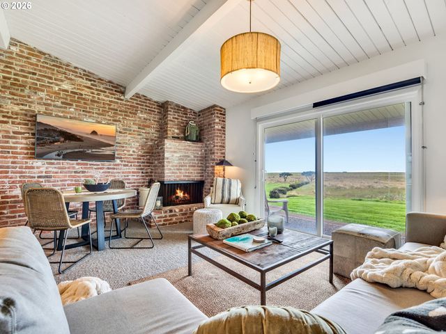 101 13TH St 211, Gearhart, OR 97138