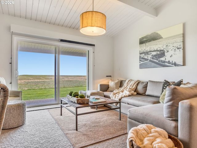 101 13TH St 211, Gearhart, OR 97138