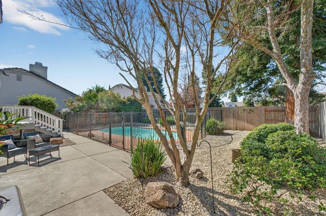 19 White Stone Ct, Elk Grove, CA 95758