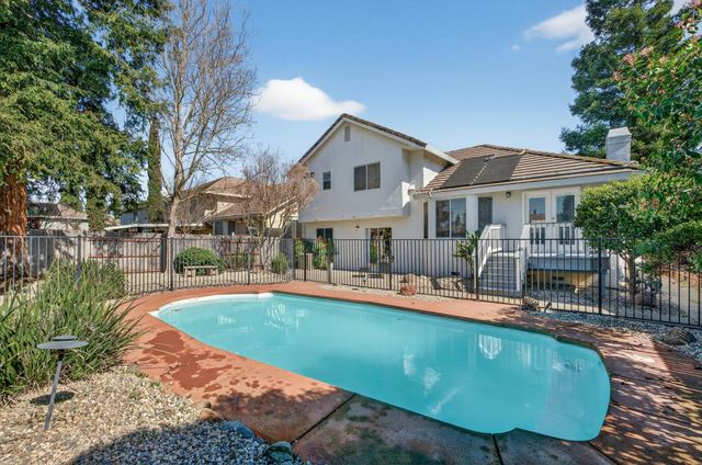 19 White Stone Ct, Elk Grove, CA 95758