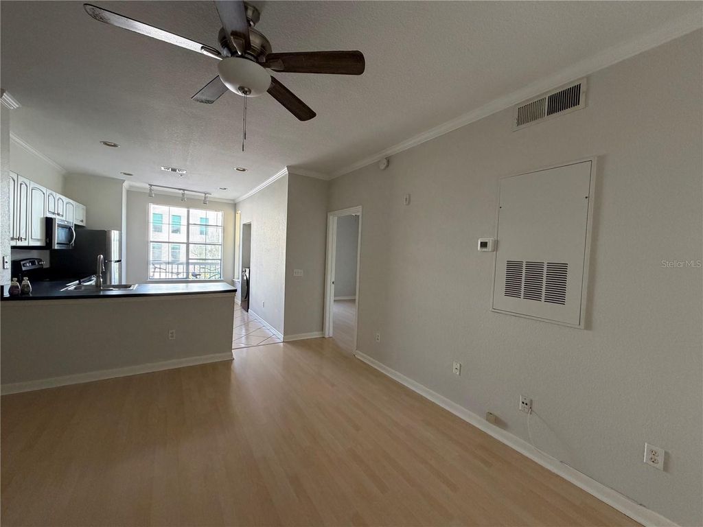 Image 6 of property listing at 860 N ORANGE AVENUE 301, Orlando, FL 32801