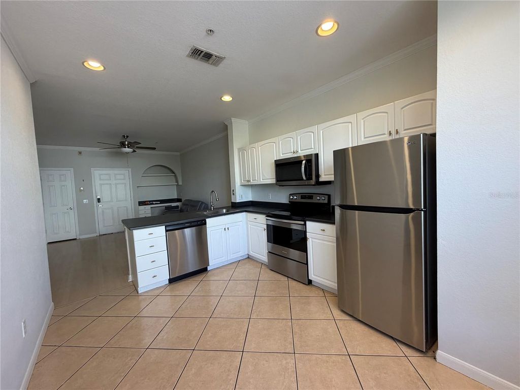 Image 7 of property listing at 860 N ORANGE AVENUE 301, Orlando, FL 32801